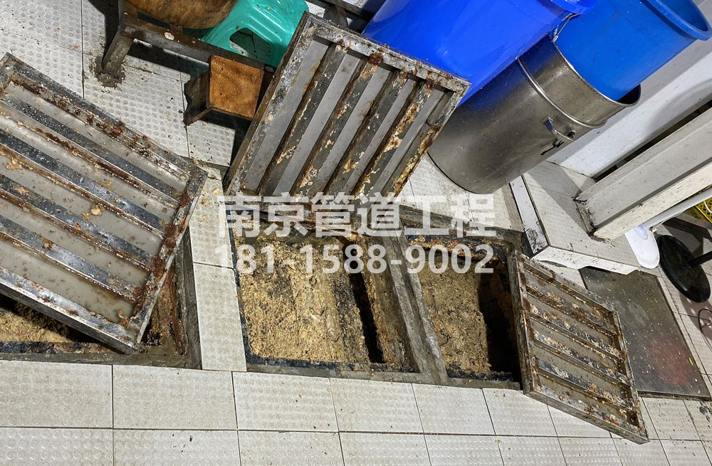 278西岗城管中队食堂隔油池清理